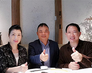 標王機房監控薛東山與單仁資訊集團單仁博士、賈鹛院長合照